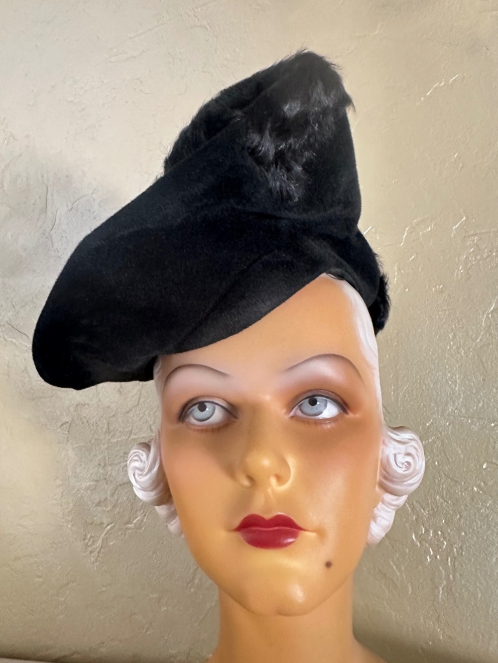 STRIKING 1940's BLACK VELOUR HAT TALL DRAPED PIECE, BLACK FUR TRIM & GOLD RINGS